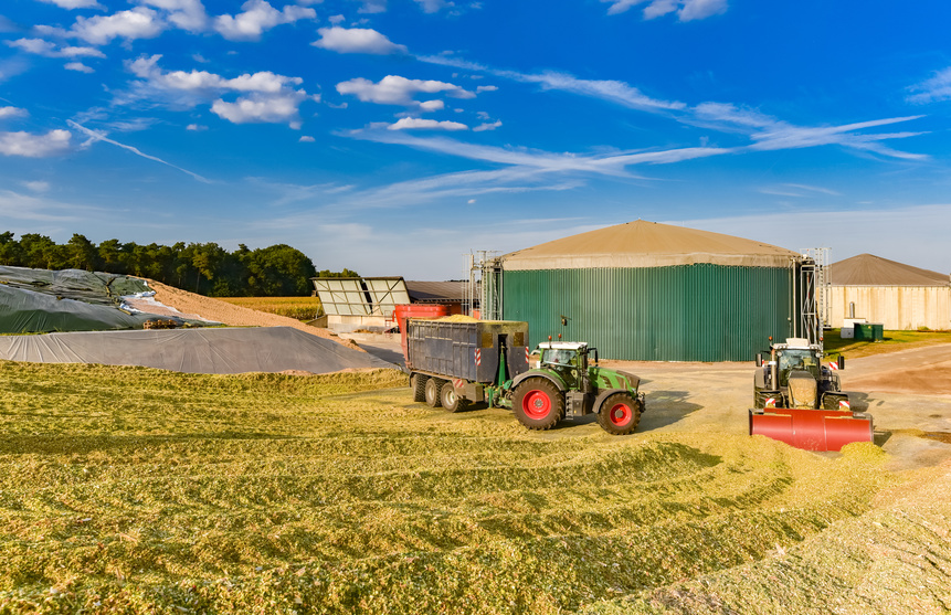 Biogasanlage mit Silohaufen